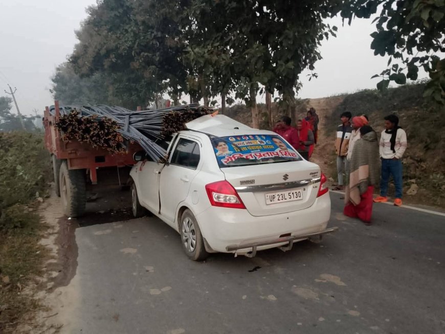 सरिया लदी खड़ी ट्रैक्टर ट्राली में पीछे से घुसी कार