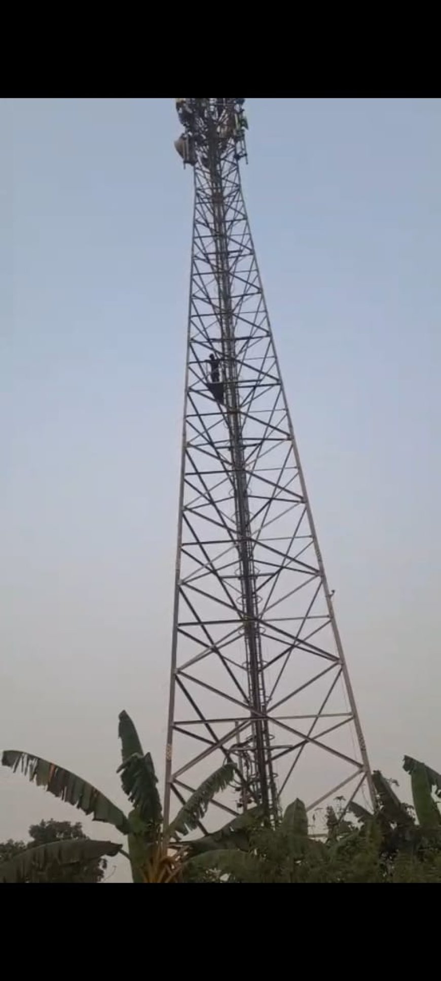 नशे में धुत युवक टावर पर चढ़कर घण्टों काटा बवाल