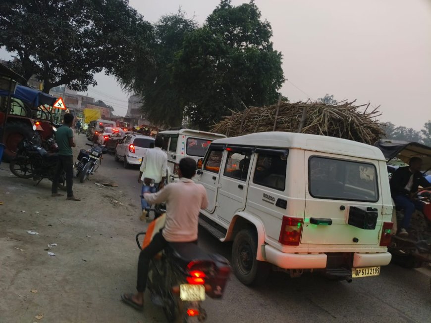 तिराहे पर लगा भीषण जाम, घण्टों फंसे राहगीर