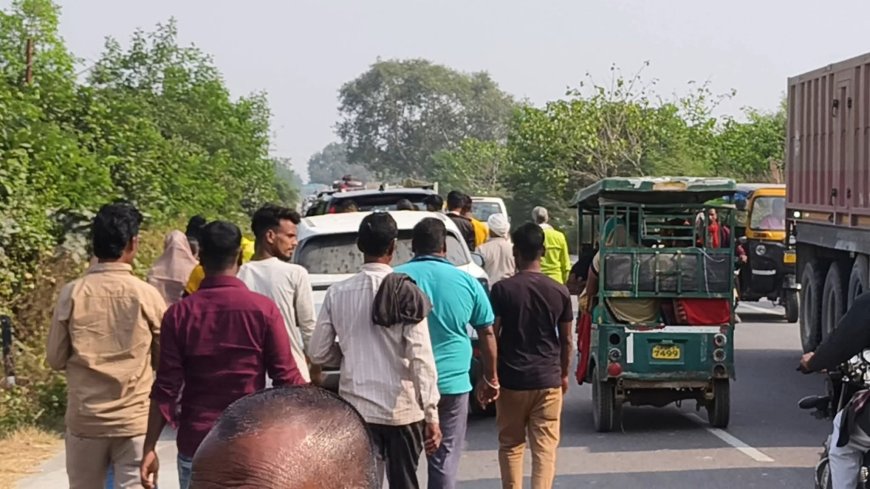 अर्टिगा ने स्कॉर्पियो को पीछे से मारी टक्कर बालबाल बचे कार सवार, वाहन छतिग्रस्त