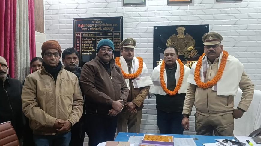 मंदिर में हुई चोरी का खुलासा करने पर पार्षद समद गुफरान ने पुलिस कर्मियों को किया सम्मानित