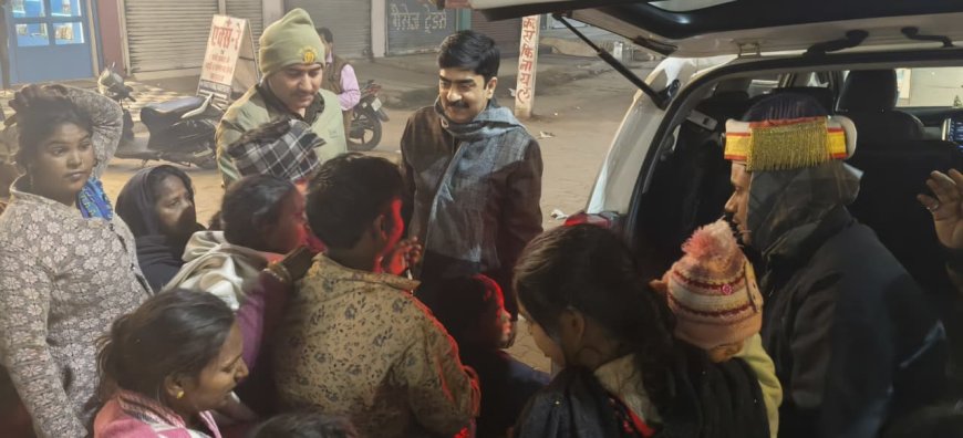 मंडलायुक्त व उनकी धर्मपत्नी ने जरूरतमंदों को वितरित किया कंबल