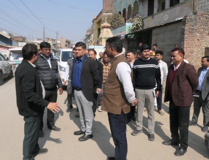 मंडलायुक्त ने हड़हवा रेलवे लाइन फ्लाइओवर का किया निरीक्षण