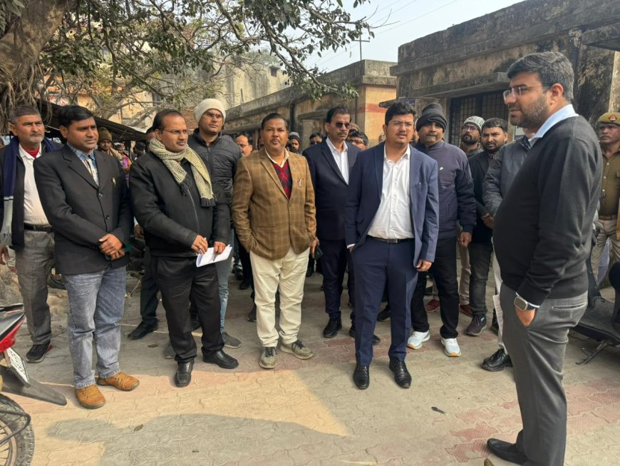 डीएम ने किया कैंपियरगंज तहसील का औचक निरीक्षण