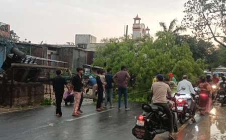 आँधी बारिश का कहर,दुकान मकान व गाड़ी छतिग्रस्त