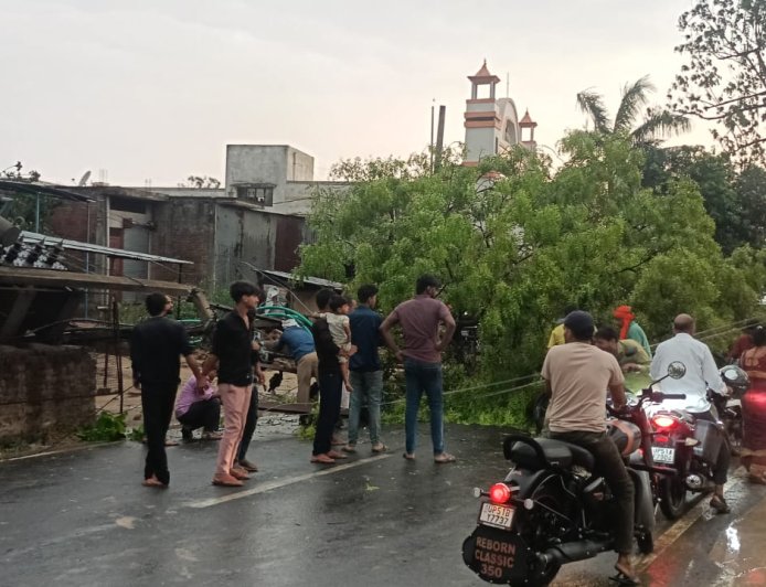 आँधी बारिश का कहर,दुकान मकान व गाड़ी छतिग्रस्त