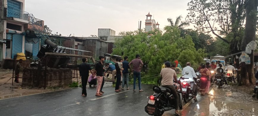 आँधी बारिश का कहर,दुकान मकान व गाड़ी छतिग्रस्त