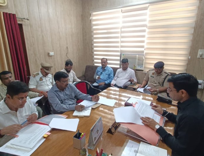 एडीएम सिटी गजेंद्र कुमार ने मासिक बैठक में ट्रैफिक, परिवहन व शिक्षा विभाग को दिए अहम निर्देश
