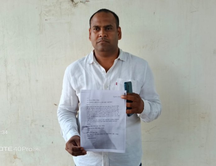 विद्यालय ना आने के बदले सुविधा शुल्क लेने का आरोप, मामला गरमाया