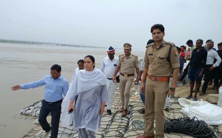 डीएम-एसपी ने कलवारी-रामपुर तटबंध का किया निरीक्षण, अधिकारियों को लगातार निगरानी के दिए निर्देश