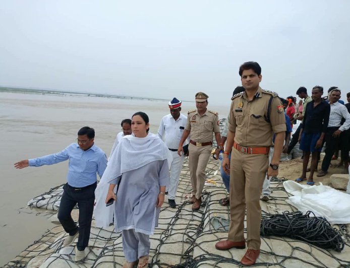 डीएम-एसपी ने कलवारी-रामपुर तटबंध का किया निरीक्षण, अधिकारियों को लगातार निगरानी के दिए निर्देश