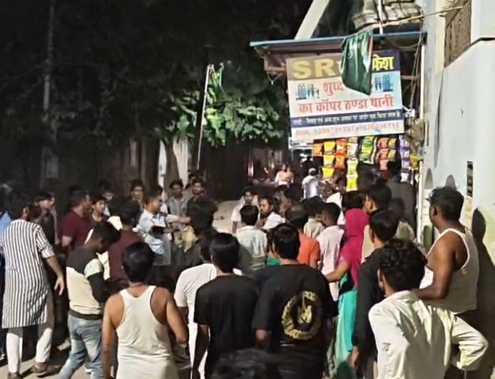 पार्षद के घर चढ़कर सफाई कर्मचारी की पिटाई, महिला से छेड़खानी का आरोप; मारपीट के वीडियो वायरल
