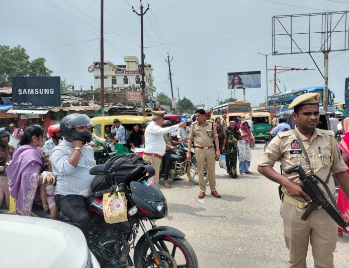 रक्षाबंधन पर सड़क पर उतरे एसएसपी, नौसड़ चौराहे पर खुद संभाली ट्रैफिक की कमान