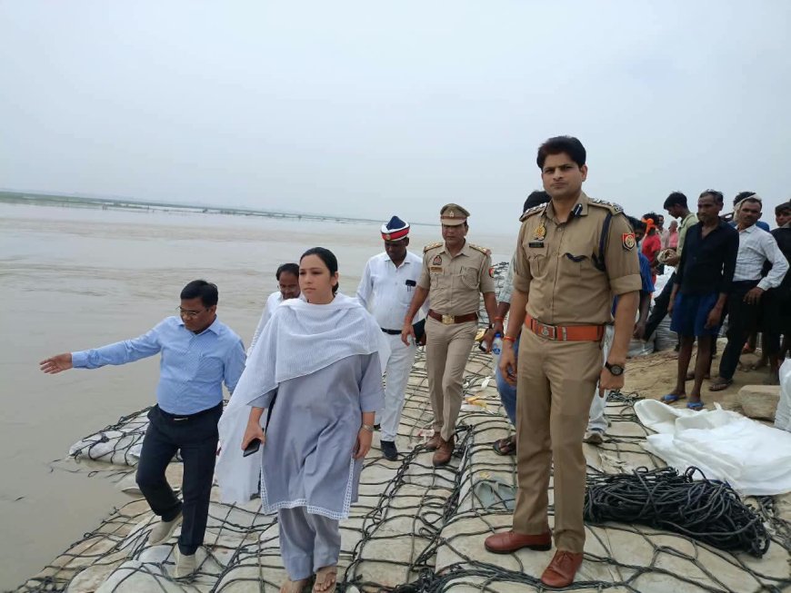 डीएम-एसपी ने कलवारी-रामपुर तटबंध का किया निरीक्षण, अधिकारियों को लगातार निगरानी के दिए निर्देश
