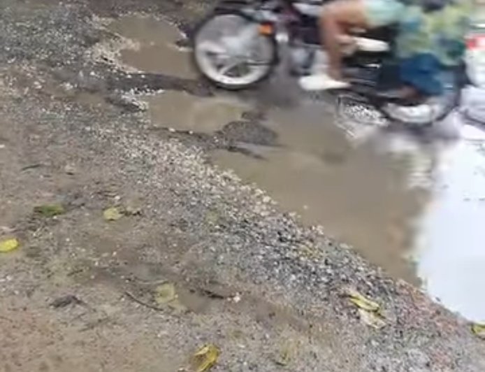 हफ्ते भर भी नहीं झेल पाई पैचिंग,बीच से टूटी सड़क, फिर उभरने लगे गढ्ढे