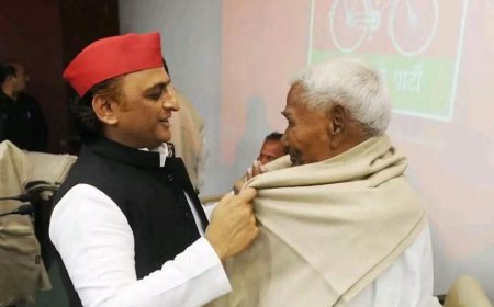 पूर्व विधायक राजमणि पांडेय को अखिलेश यादव ने किया सम्मानित