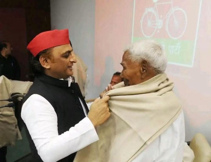 पूर्व विधायक राजमणि पांडेय को अखिलेश यादव ने किया सम्मानित
