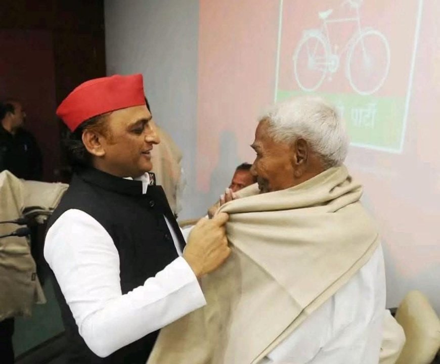 पूर्व विधायक राजमणि पांडेय को अखिलेश यादव ने किया सम्मानित
